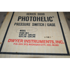 Dwyer Instruments 3301  Pressure Gauge  0.5 In to 0 to 0.5 In H2O